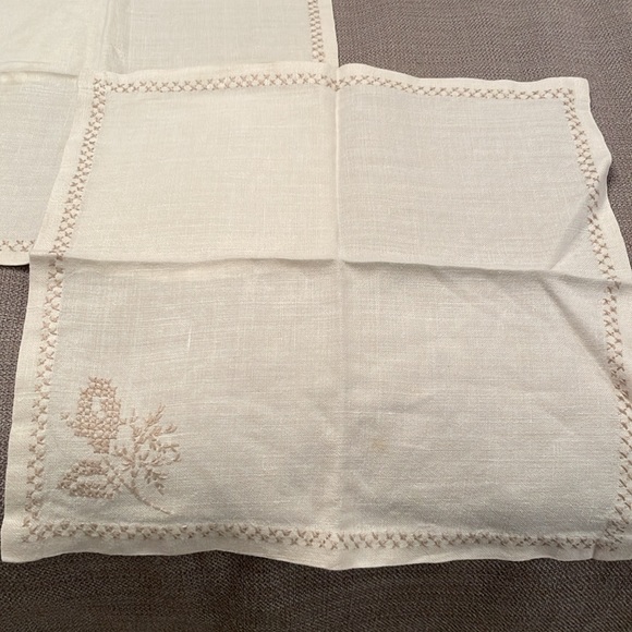 Vintage Set of 4 Linen Napkins with Cross Stitch Accents 14x14 - Picture 2 of 8